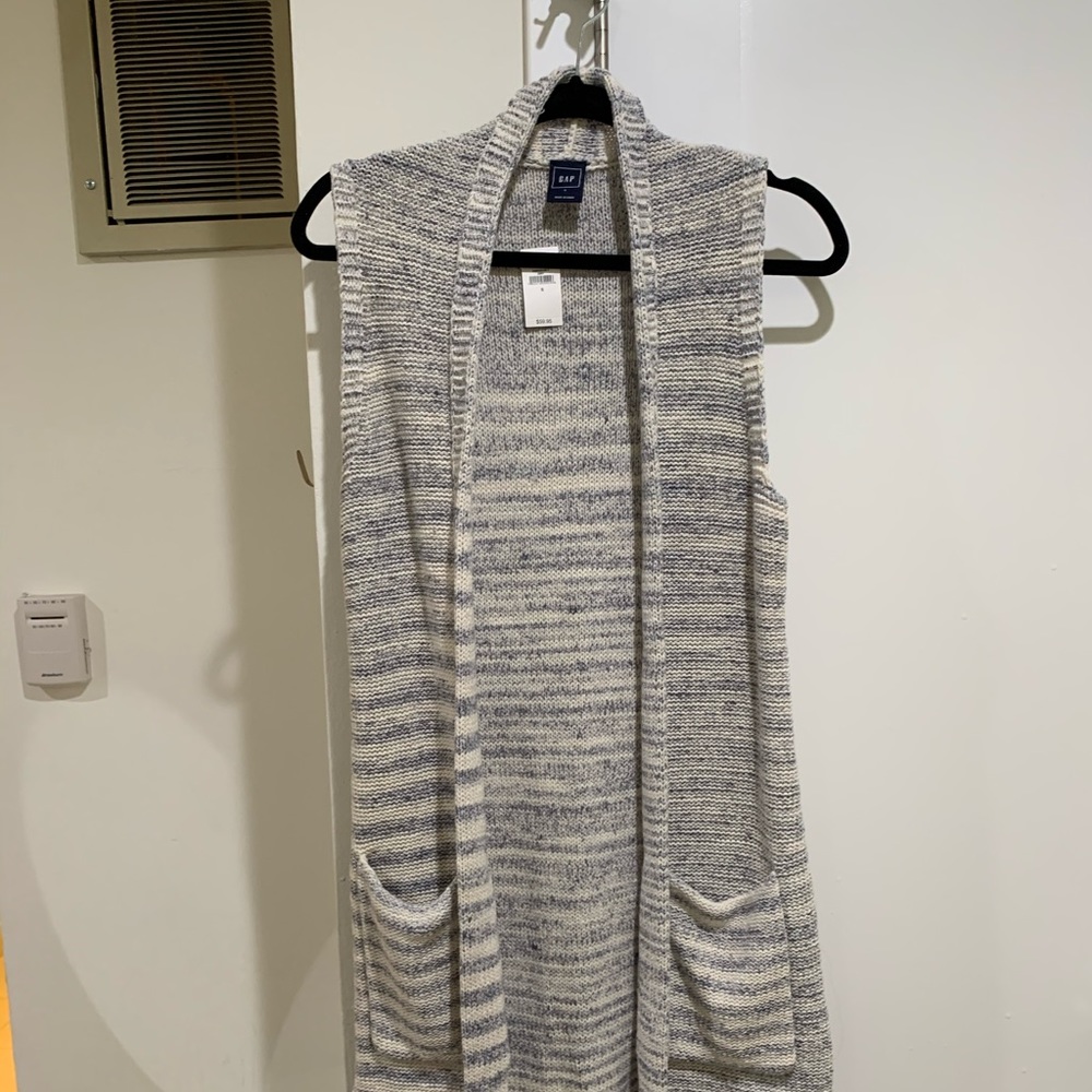 Long sleeveless cardigan/vest with pockets